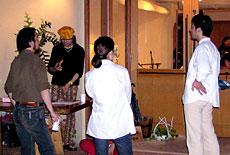 休憩中のスタッフと等々力さん（奥の男性が却来花の岸本さん）