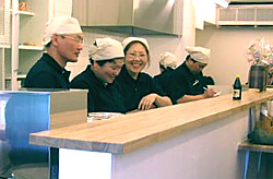 まるボーズで働く面々