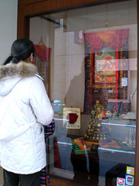 「田上操・しろのゆみ　チベットタンカ二人展」入り口での写真