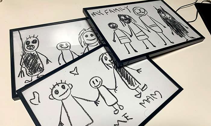 壁に描かれている子供の落書き