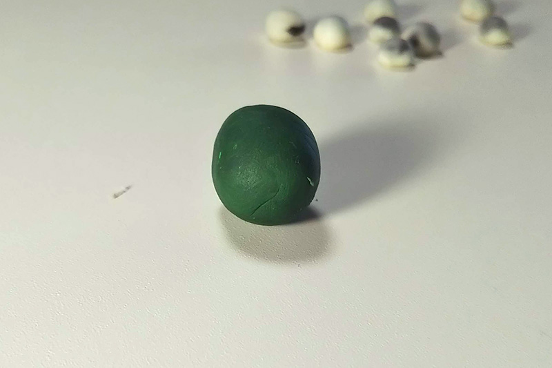 よもぎより少し明るい程度